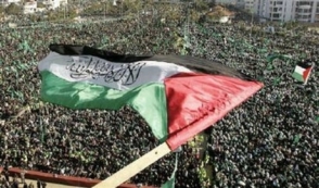 Em Gaza, centenas de milhares de pessoas comemora o 20º anivesário do Hamas no ano de 2007 (Reuters)